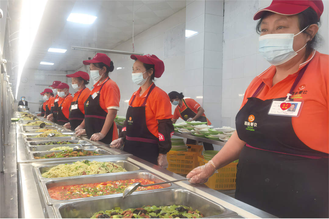 营养三餐 温馨陪同—— PG电子官方网站餐饮集团中学项目部全力以赴包管新学期营养餐供应事情
